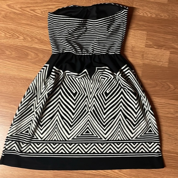 Eclipse black and white dress. Women’s Small. - Picture 3 of 3